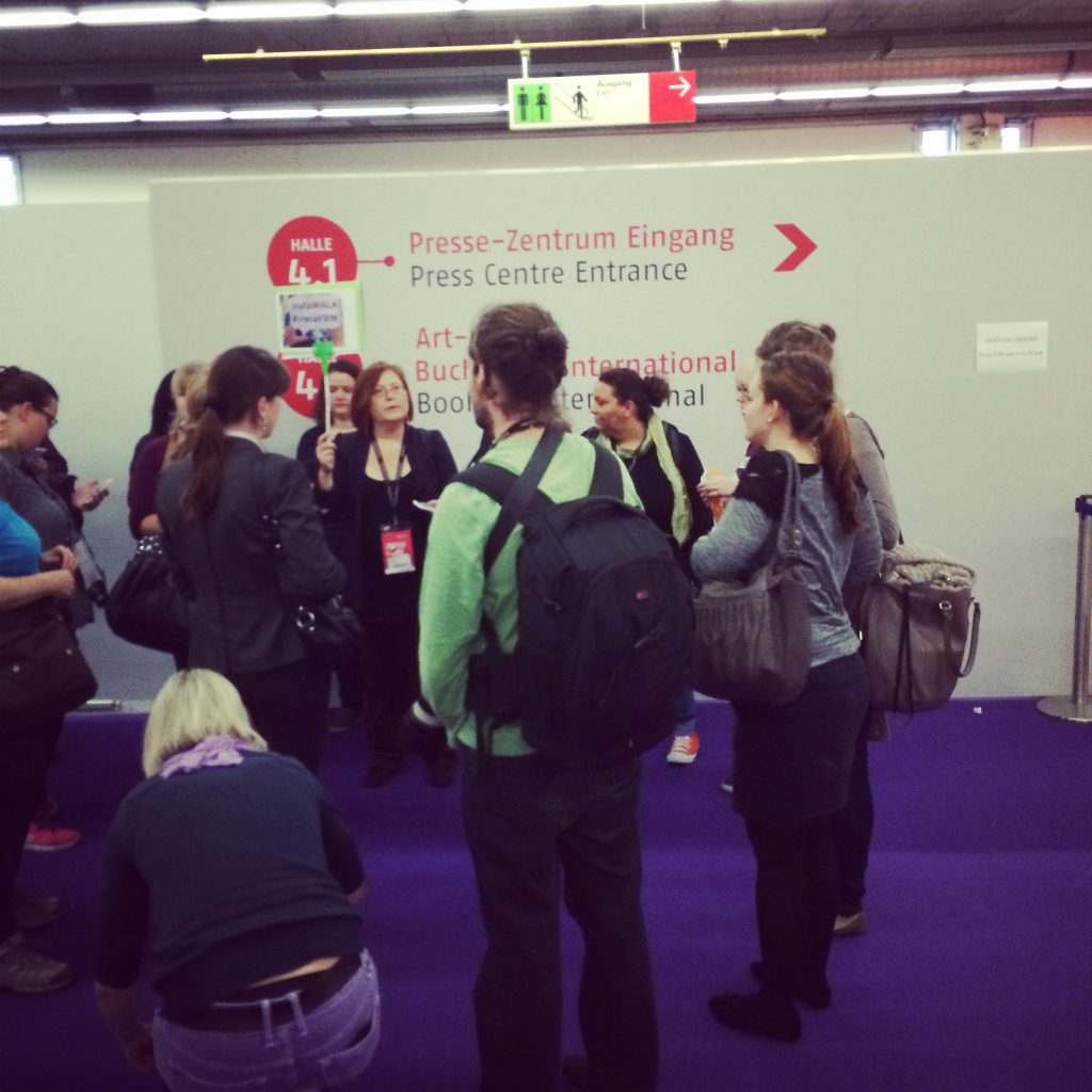 Langsam findet sich die Gruppe zur "Buchmesse 2014 - ein Spaziergang in Bildern" zusammen