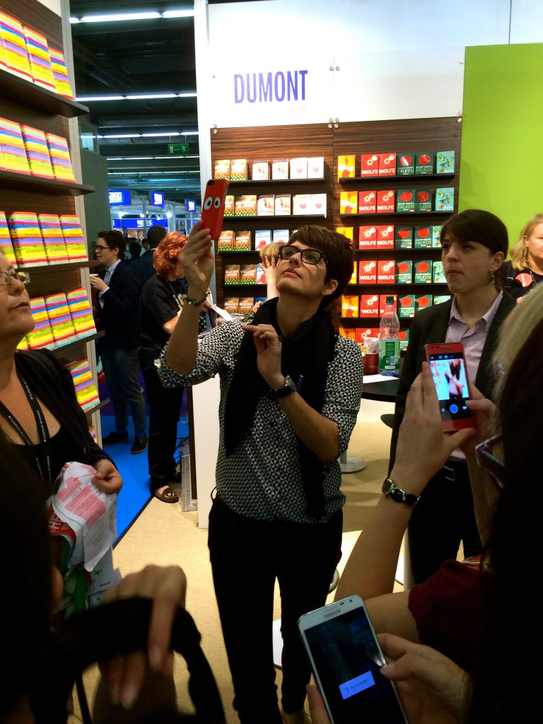 Mit dem Handy im Anschlag unterwegs auf der Buchmesse in Frankfurt