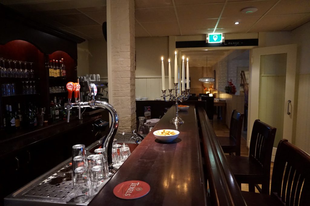 An der Bar wird sich zum Apéritif getroffen