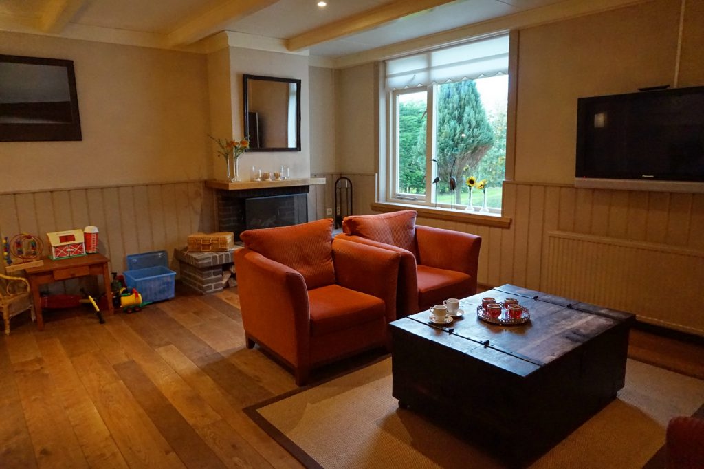 Hotellobby mit bequemer Sitzecke, die zum Verweilen einlädt.