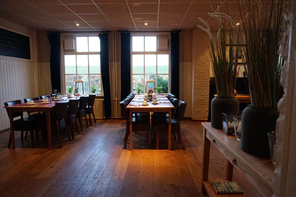 Bodentiefe Fenster und Holzfußboden im Restaurant