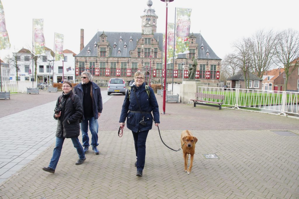 Die Hunde-Jogging-Leine mit Bauchgurt passt auch gut über eine Winterjacke