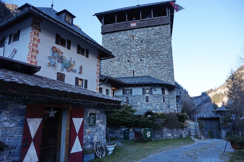 Die Burg Klammstein sitzt auf einem Felsen etwa 60 Meter über der Gasteiner Straße