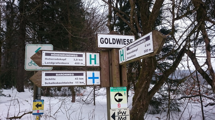 Der Schilderwald an der Goldwiese.