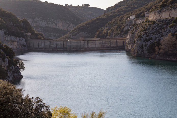 Die Staumauer am Lac de Sainte-Croix