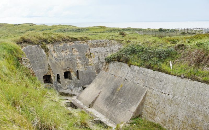 Überall gibt es Bunker- und Festungsreste.