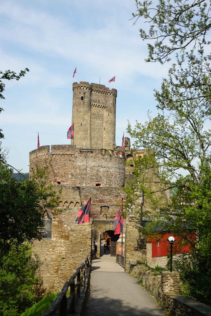 2 Tipps für ein #AbenteuerBrodenbach - runter in die Klamm, rauf auf die Burg!