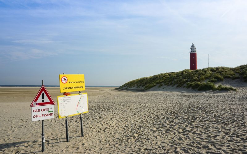 Der Strand rund um den Leuchtturm ist sehr weitläufig und grenzt unmittelbar an die Dünen von Eierland
