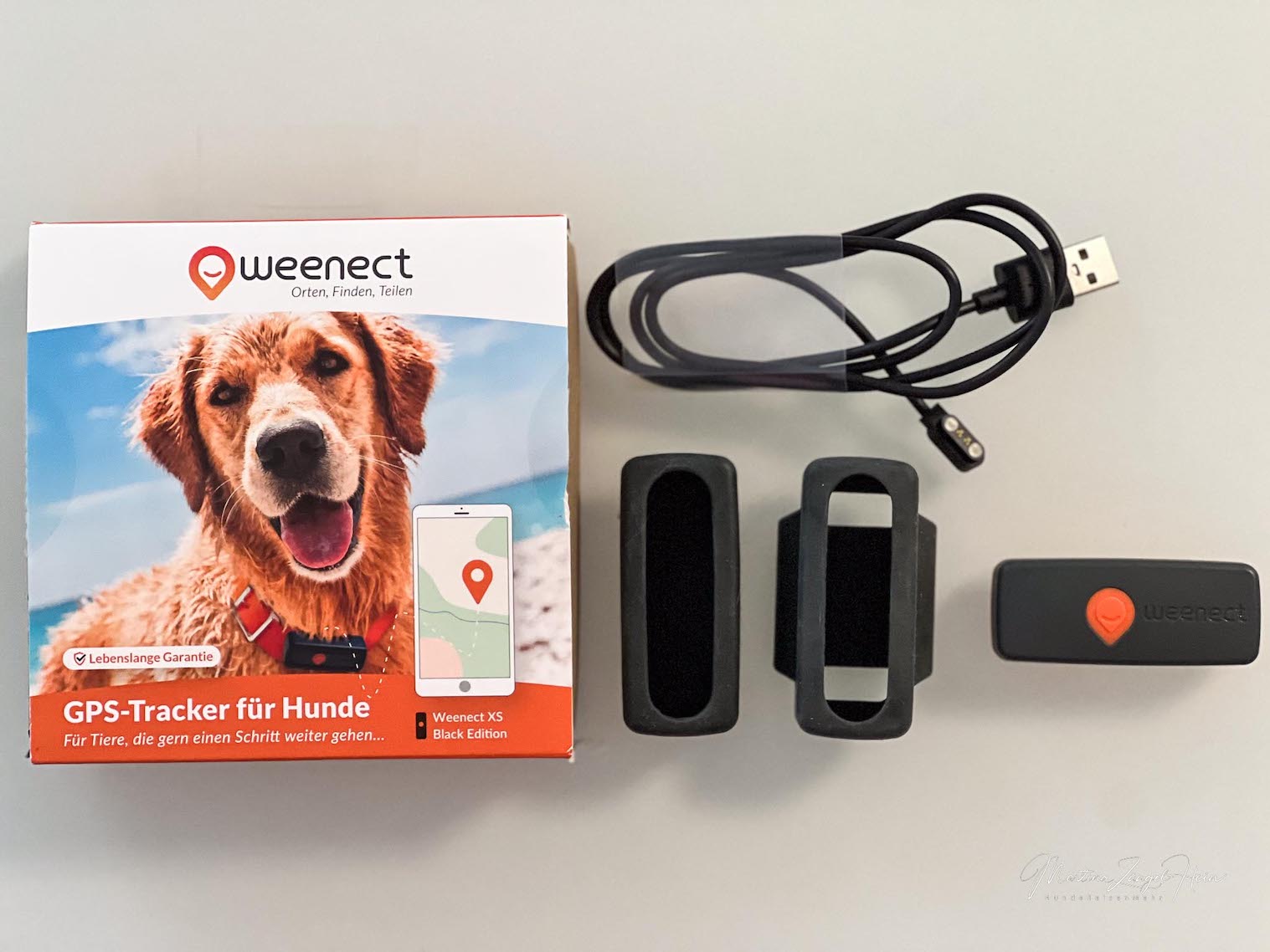 Der Weenect GPS-Tracker für Hunde kommt mit Aufladegerät, Silikonhüllen und natürlich einer Anleitung
