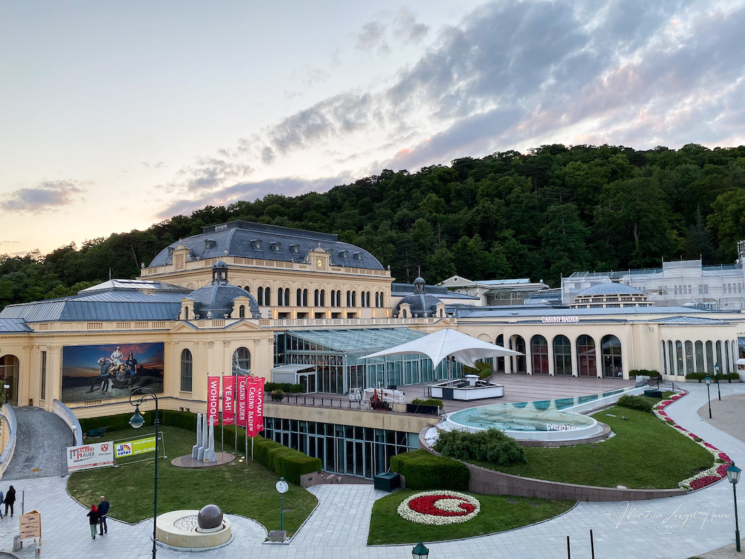 Blick vom Balkon bei Sonnenübergang auf das Casino von Baden bei Wien