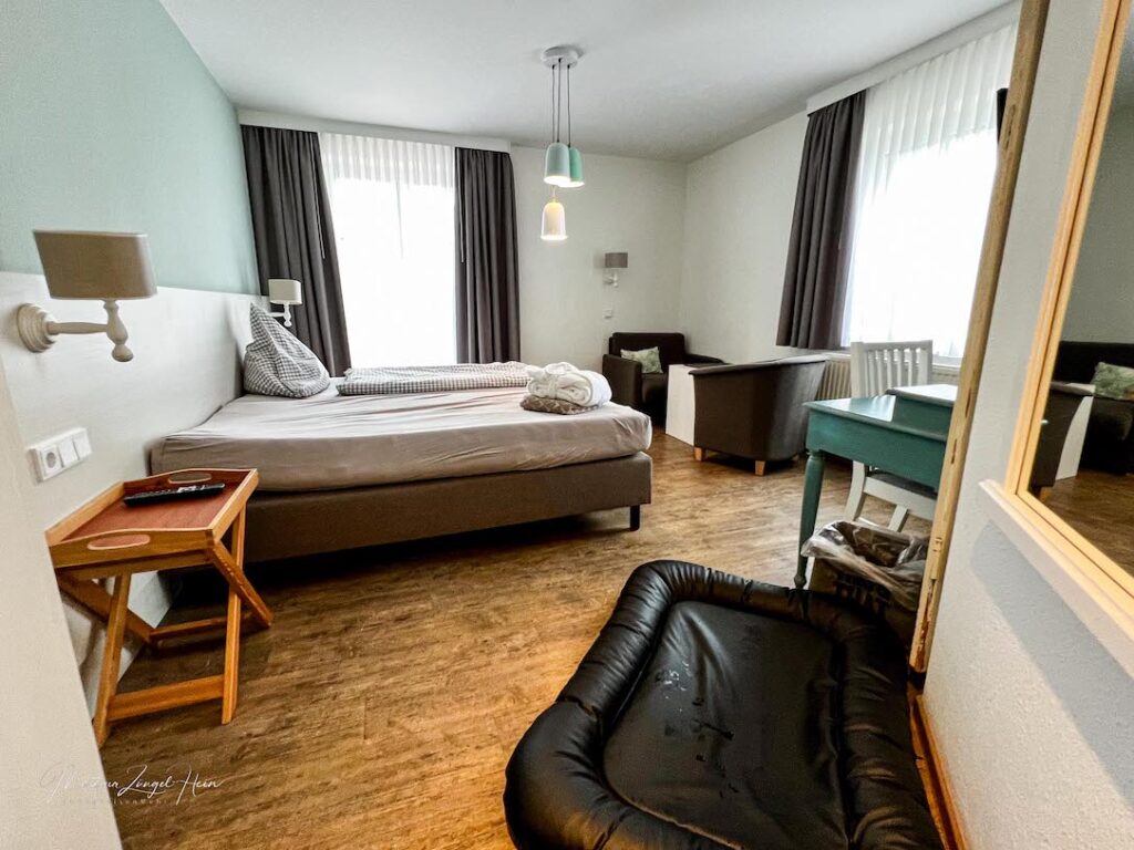 Geräumiges Zimmer mit Terrasse und kleiner Sitzecke