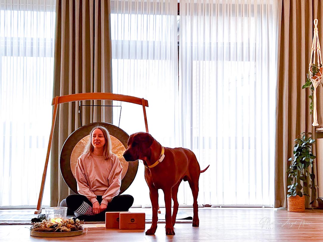Im Hotel Okelmann's führt uns Maren in Yin Yoga mit Hund ein 