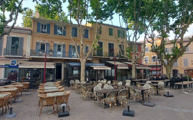 Hübsches Städtchen am Mittelmeer mit vielen Cafés und Bars