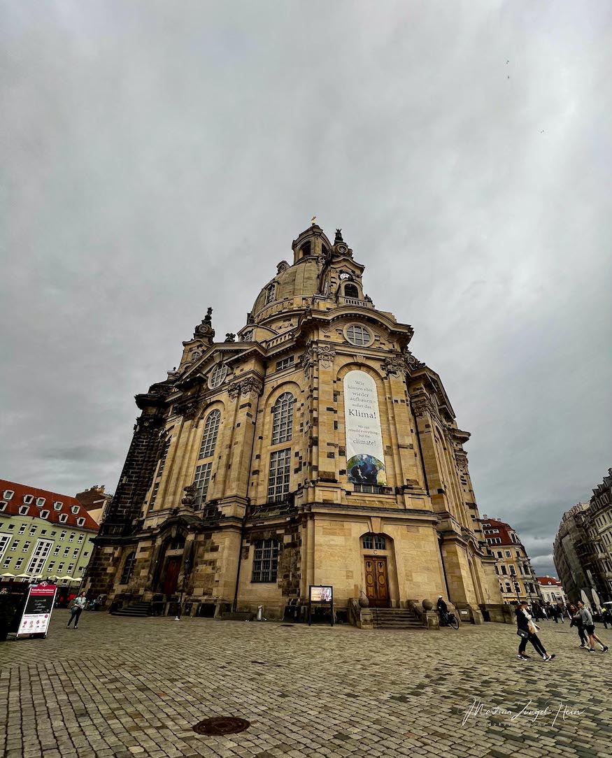 Die berühmte Dresdner Frauenkirche im Regen