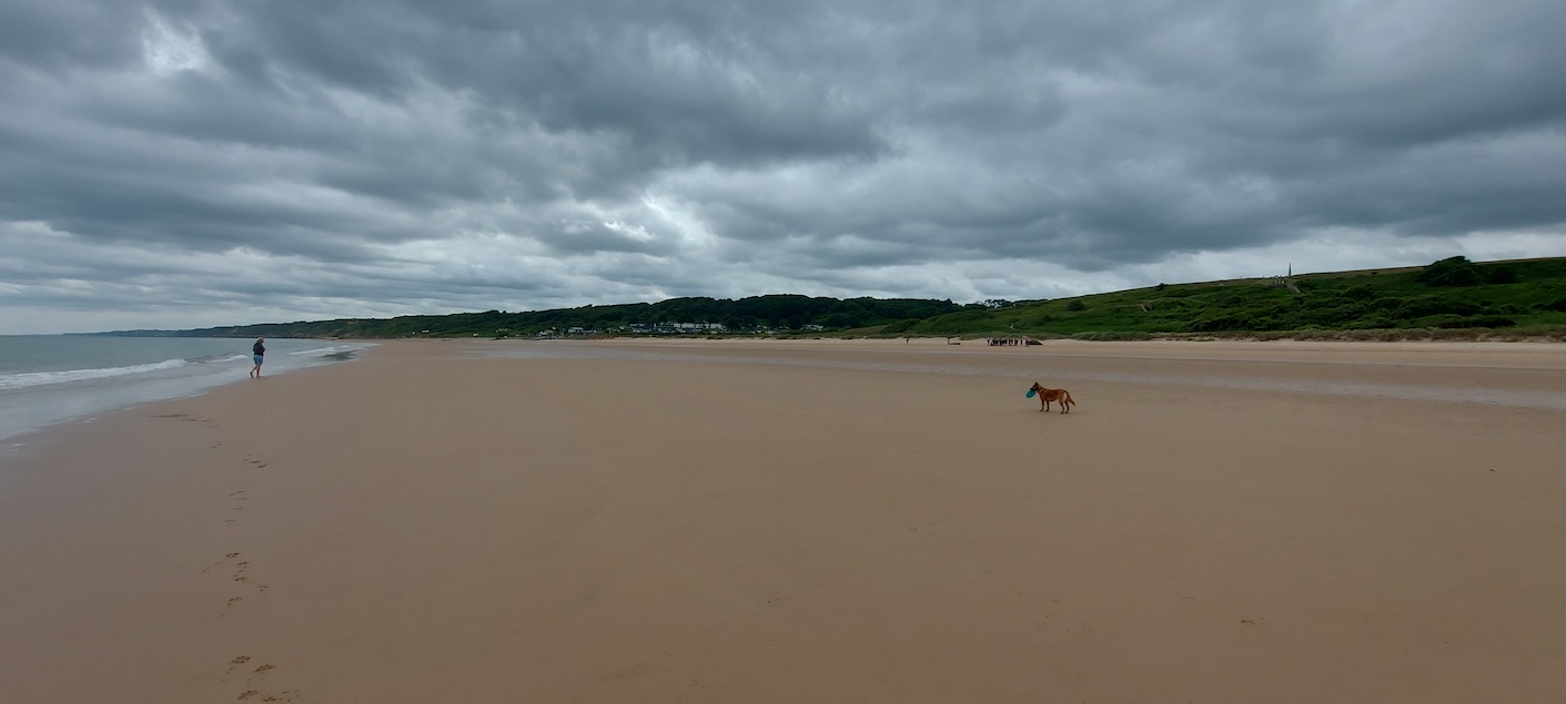 Sara weiß von der Vergangenheit nichts und hat großen Spaß am Strand