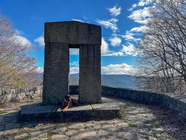 Am Engländerdenkmal machen Charly und ich erst einmal eine Pause.