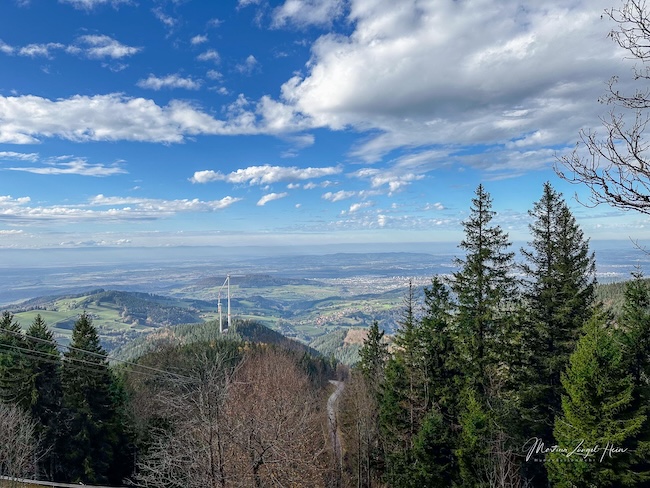 Die Aussicht auf der Seilbahnfahrt zum Schauinsland ist herrlich.