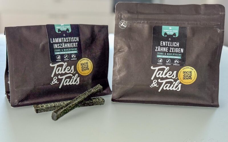 Die Zahnpflege-Sticks "Lammtastisch InsZähniert" und "Entelich Zähne zeigen" kommen gut bei Raban und Charly an