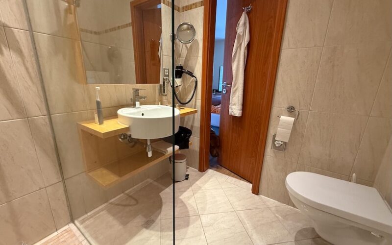 Das Badezimmer ist relativ klein, hat aber alles, was man braucht.