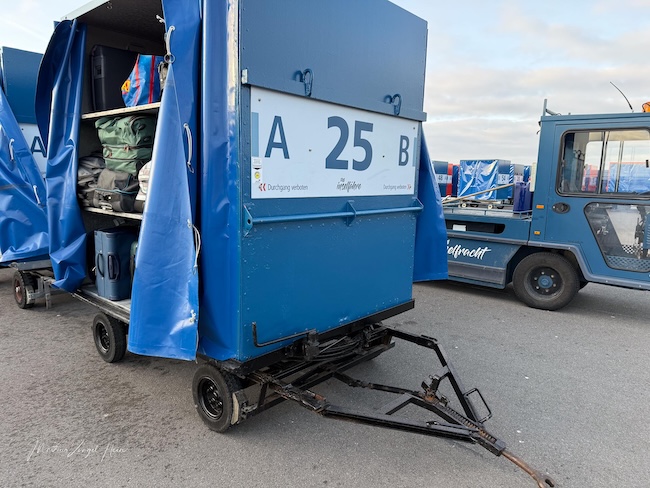 Das Gepäck kommt auf der Fähre in einen Gepäckwagen