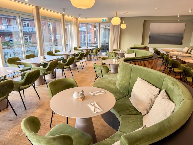 Modernes Ambiente im Restaurant des Hotel Atlantic Juist.