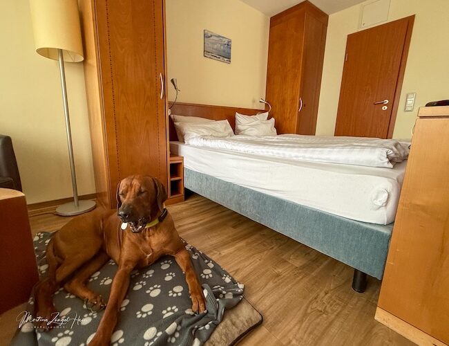 Schränke auf jeder Seite vom Bett