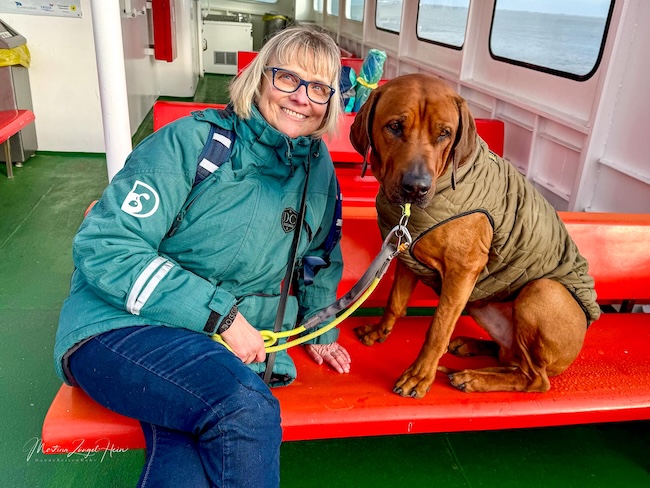 Charly und ich haben die Überfahrt nach Juist an Deck der Inselfähre verbracht.
