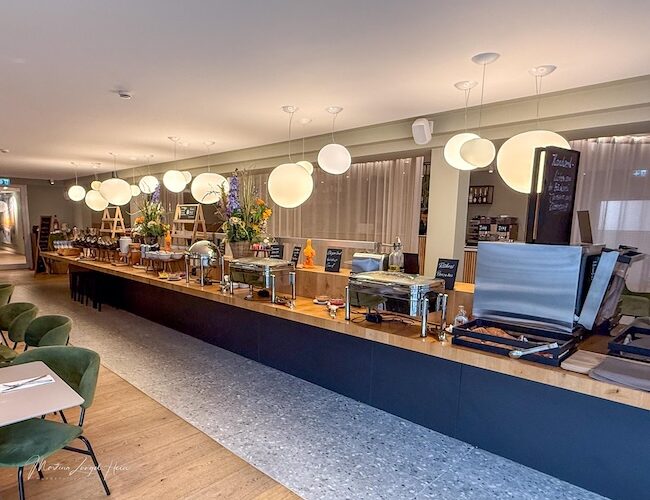 Blick auf einen Teil des Frühstücksbuffets im Hotel Atlantic Juist.