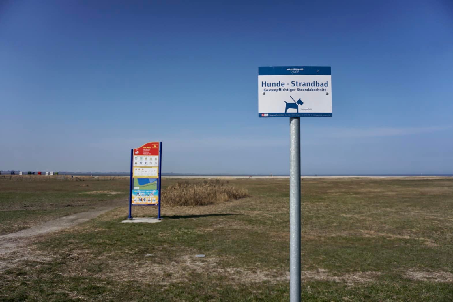 Seit 2023 ist der Besuch des Hundestrands in Hooksiel kostenfrei, aber das alte Schild steht immer noch da / Foto: Sina Dieterle