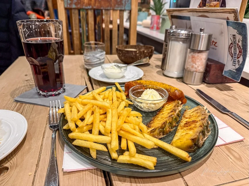 Die Currywurst in der Küchenwerkstatt war lecker