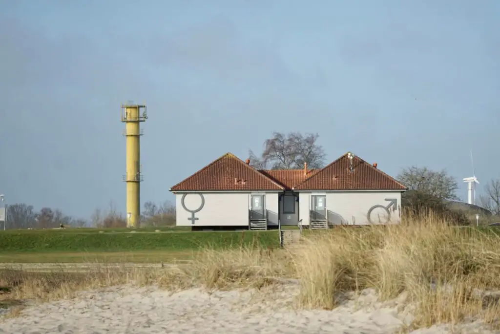 Der Leuchtturm gehört zu den "Sehenswürdigkeiten" in Schillig | Foto: Sina Dieterle