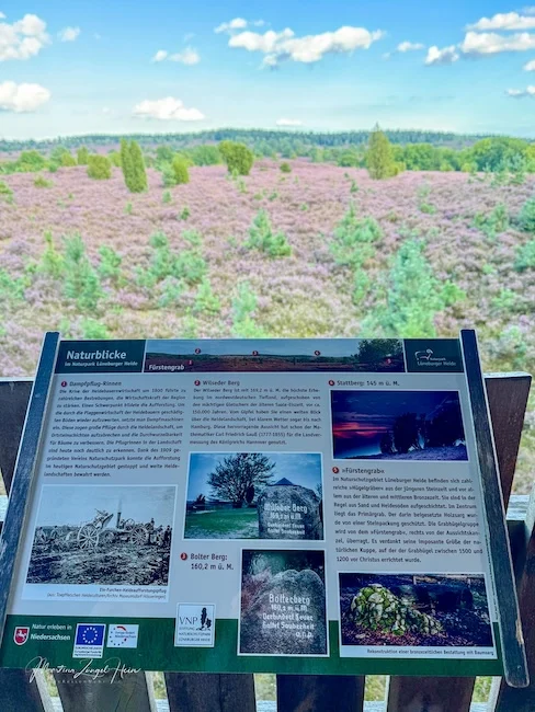 Eine Infotafel berichtet über die Natur und die Vergangenheit der Region
