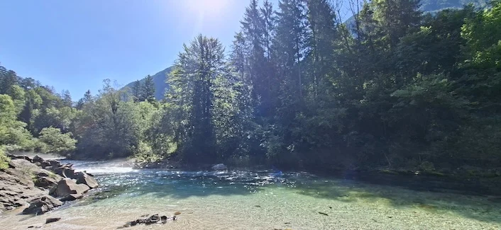 Das kristallklare Wasser war eiskalt.