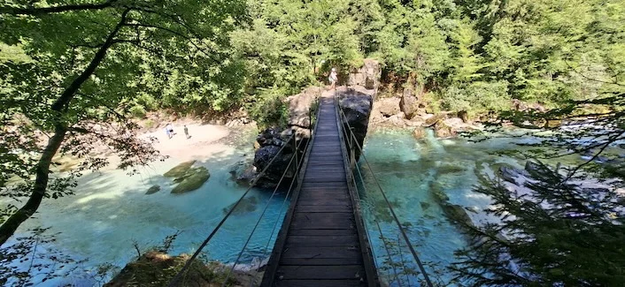 Der Fluss Soča leuchtet türkisblau | Foto: Sabine Voltz